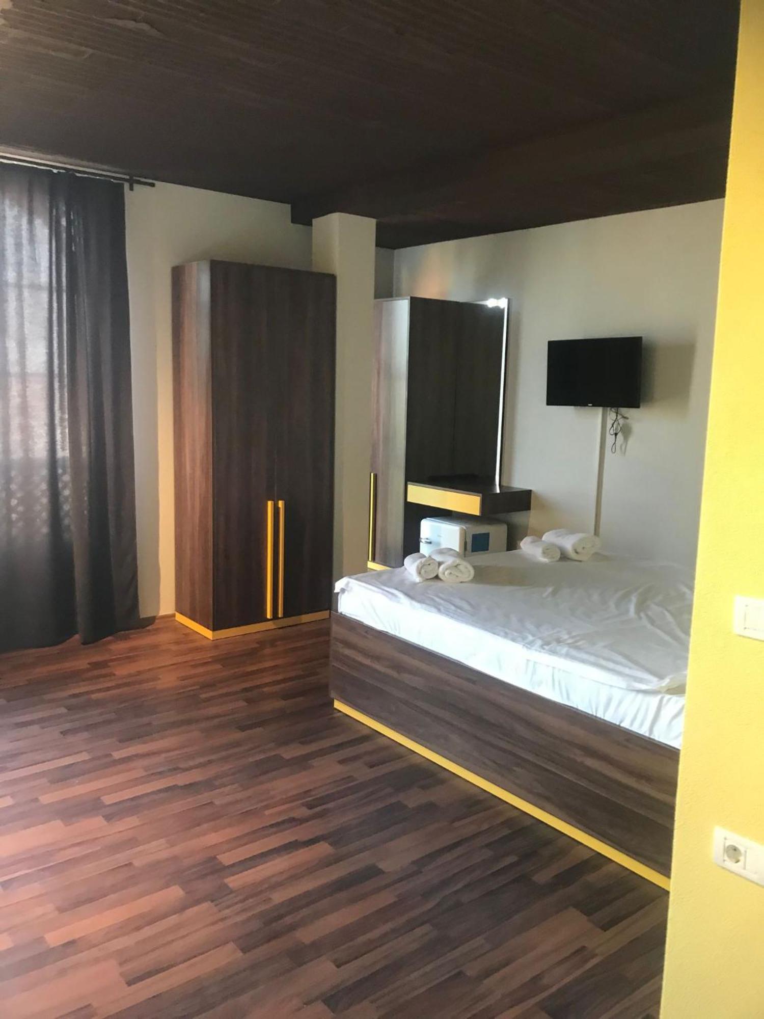 Hotel Hiserra プリズレン エクステリア 写真